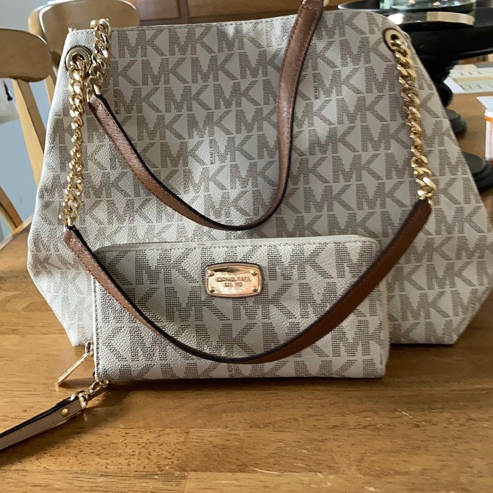 Michael Kors pocket book and wallet   Like new
